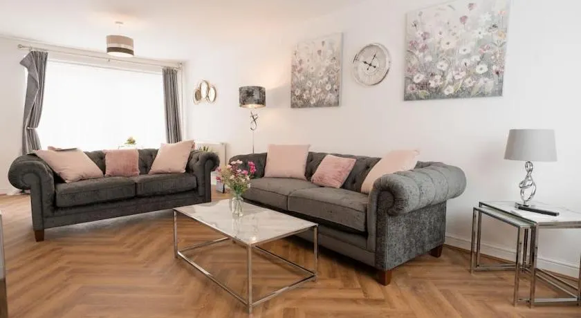 Prenton House, 3BR Close to Liverpool - Image 1