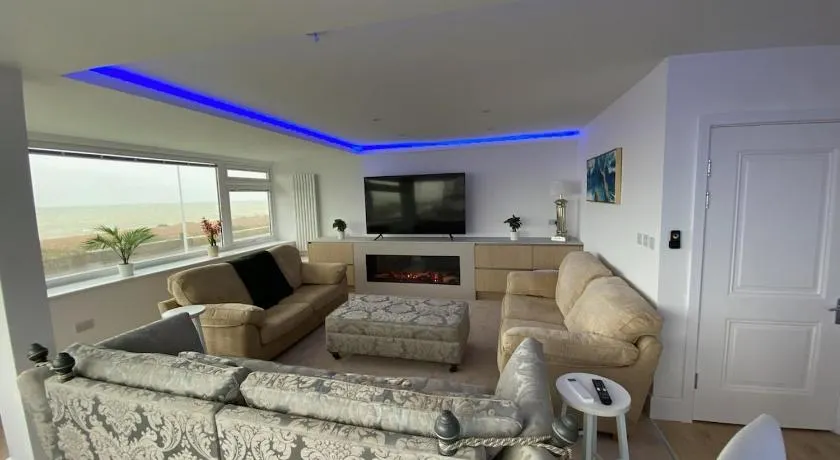 The Beach House Worthing 5 Bedrooms 3 Bathrooms Hot Tub BBQ - Image 1