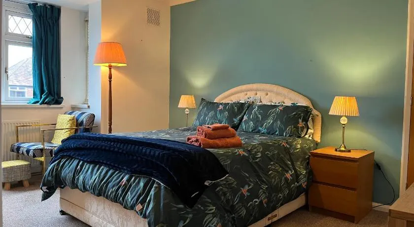 Cottingham Upstairs Self-contained Kingsize bedroom - Image 1