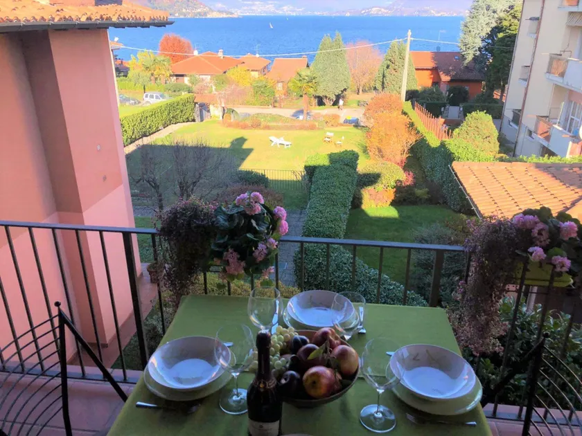 Ginevra apartment with lake view and terrace in Ranco - Image 1