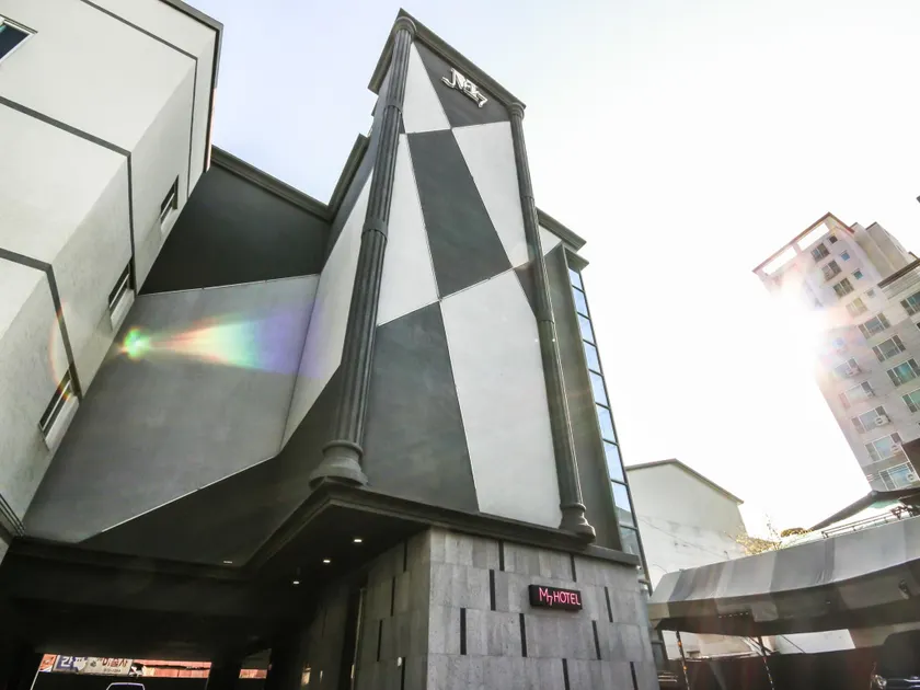 M7 Business Hotel - Image 1