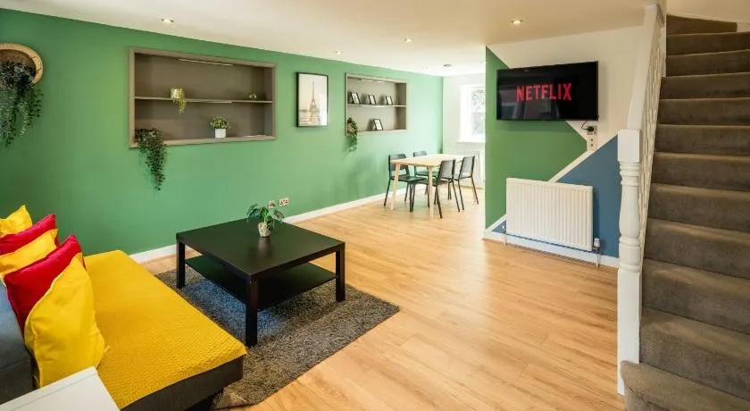 Family-Friendly 3-Bed House with Huge Garden - Image 1