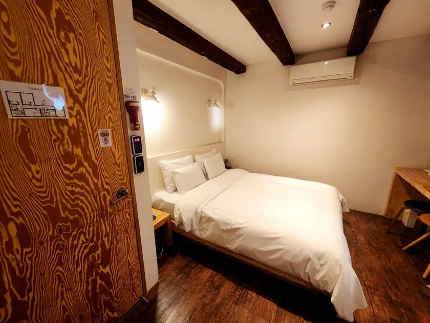 Hwagok Lush Hotel - Image 1