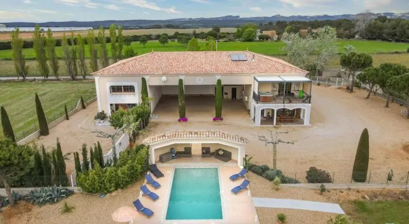 Vacation rental with pool and Jacuzzi, close to Arles - sleeps 10 - Image 1