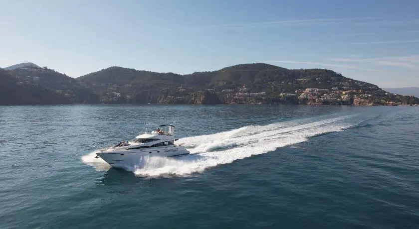 Superbe yacht dans le port de Cannes - Image 1
