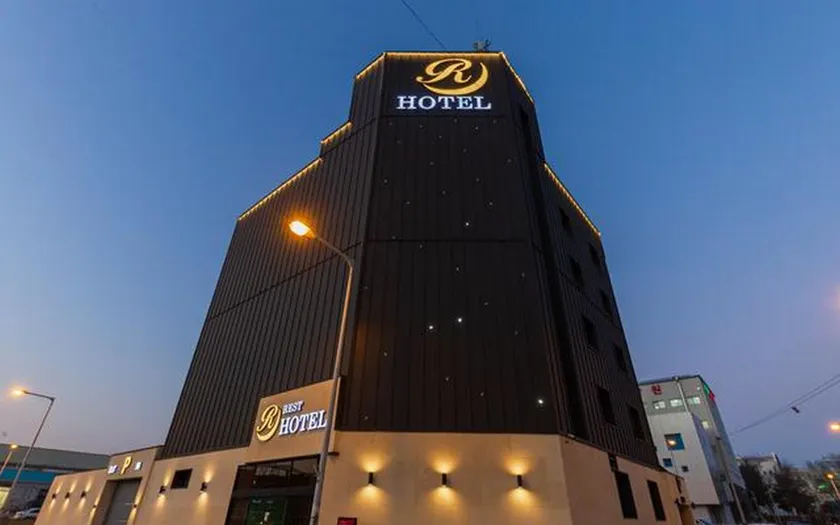 Hotel the Rest - Image 1
