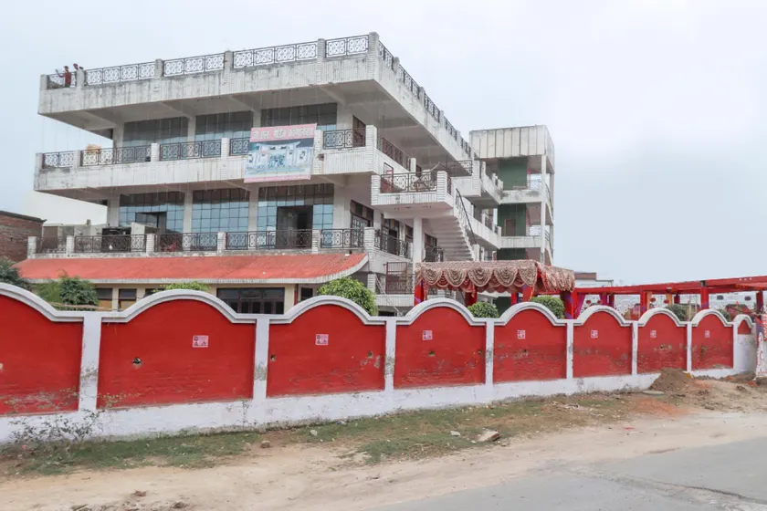 OYO 68779 Hotel Gl Marriage Complex - Image 1