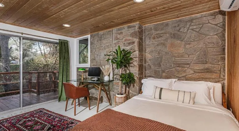Beautiful Fully Renovated Mid-Centruy Modern Home - Image 1