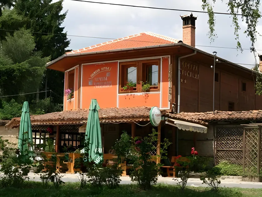 Chuchura Family Hotel - Image 1