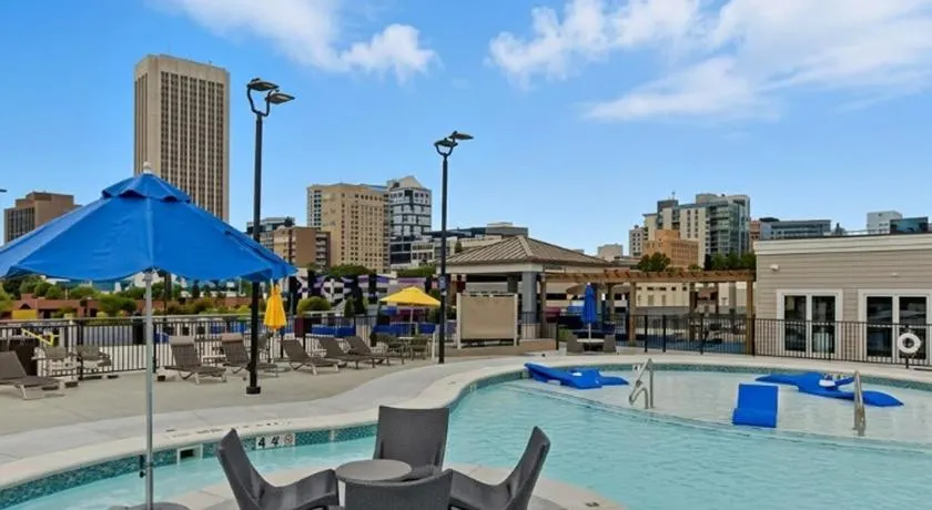 2 Private Condos - Sleeps 8 - Rooftop Pool & Gym with Skyline Views - Image 1