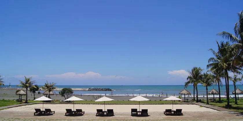 Sizihwan Sunset Beach Resort - Image 1