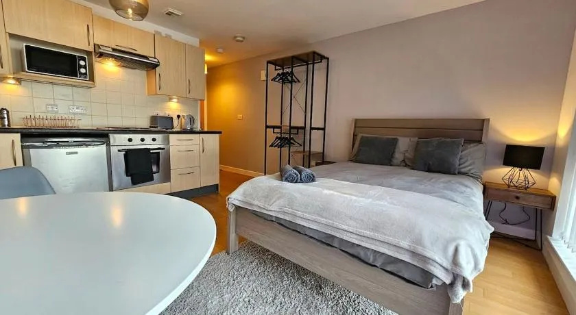Modern studio apartment in Gunwharf - Image 1