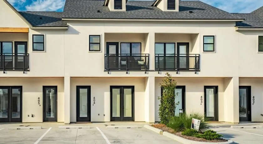 Modern 3BR 2 and a half BA Townhome, Heart of Town - Image 1