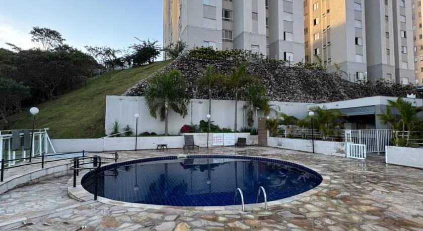 Apartamento moderno, completo e ótima localização - Image 1