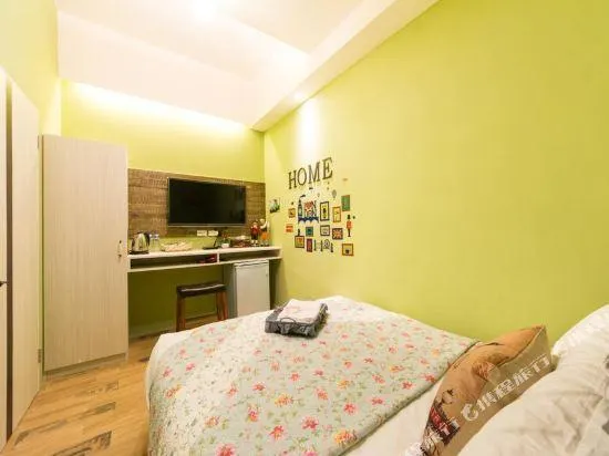 Sunrise Champs Hostel - Image 1