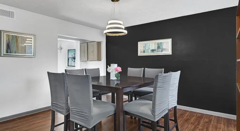 6 Bedroom house 15 minutes from iah airport. - Image 1