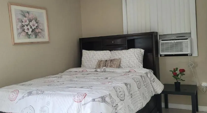 Entire Guesthouse 5 mins to Siesta Key & downtown - Image 1