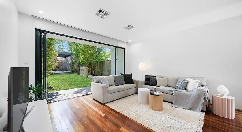 Newtown Family Stay 6 Beds Ducted Aircon - Image 1