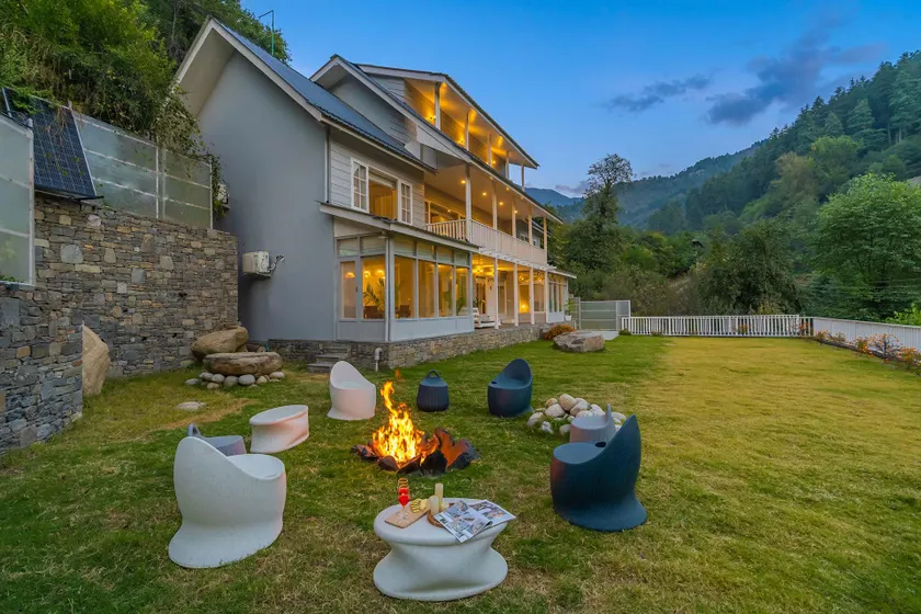 StayVista's Riverside Symphony - 5BHK Mountain-View Villa with Bathtub - Image 1
