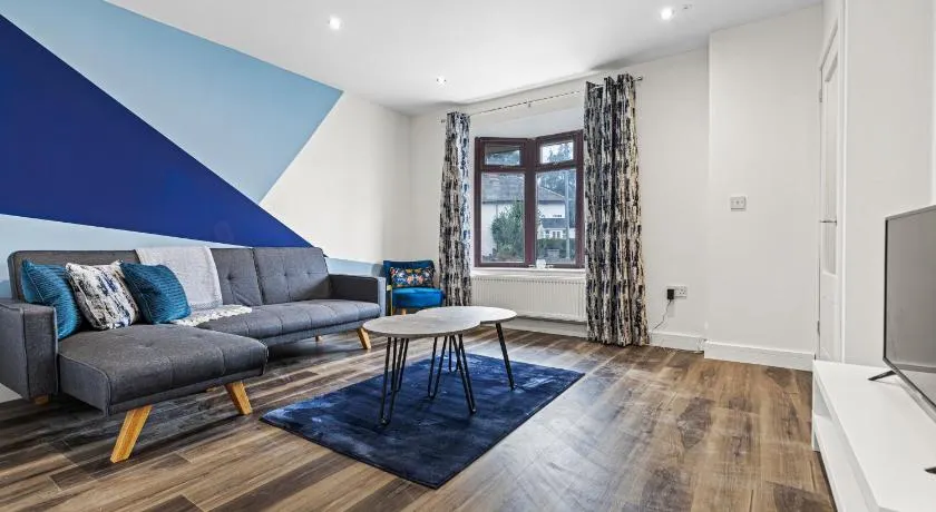 Walsall - 4 Bedroom House, Wi-Fi, Garden , Sleeps 8 - JRR Stays - Image 1