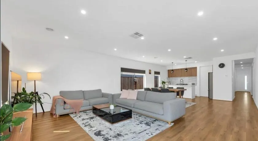 Luxury 4BR Family Home - Sleeps 8 - Free Parking - by Saga Living - Image 1