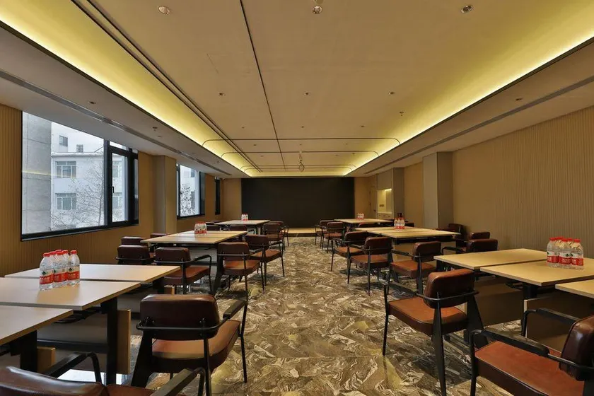 Romantic Season Yunfan Hotel (Tiexi Square 9th Road Furniture City) - Image 1