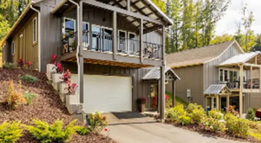 Serene Rustic Farmhouse Mountain Cottage (Sleeps 4) - Image 1