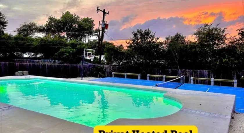 4 Bed sleeps 12 -Sea world-Six Flags-Down Town - Emerald Oasis - Image 1