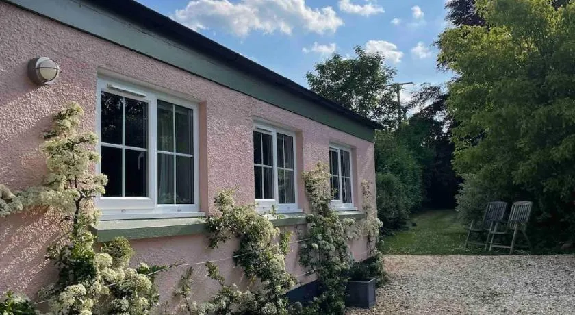 Garden cottage near River Exe - Image 1