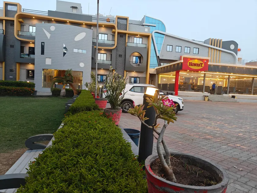 Hotel Sun Plaza - Image 1