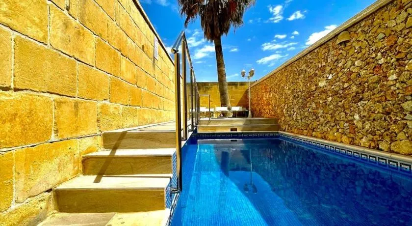 Ta' Rozi 5 Bedrooms, 6 Bathrooms and private pool - Image 1
