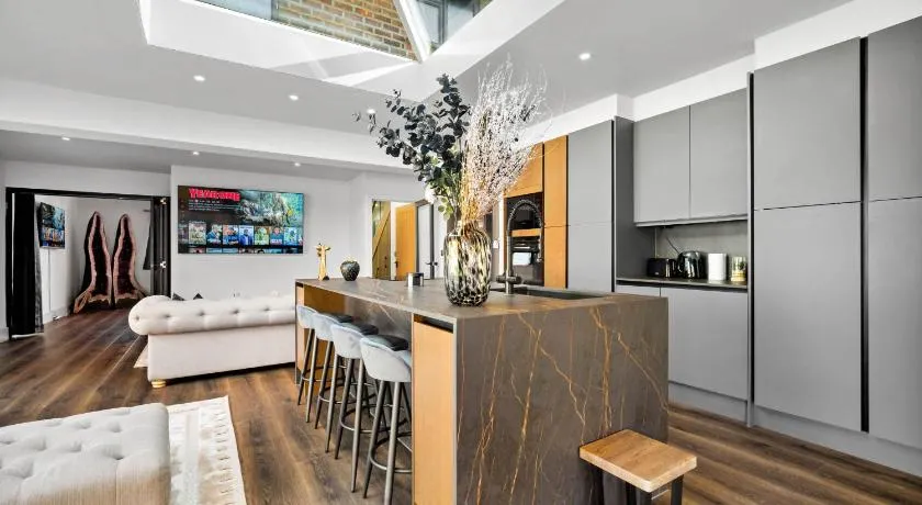 Superb Luxury 3 Bedroom House - Garden - Parking - Outdoor Playground 17P - Image 1