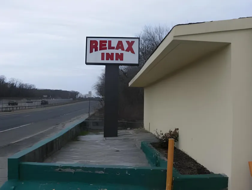 Relax Inn North Babylon - Image 1