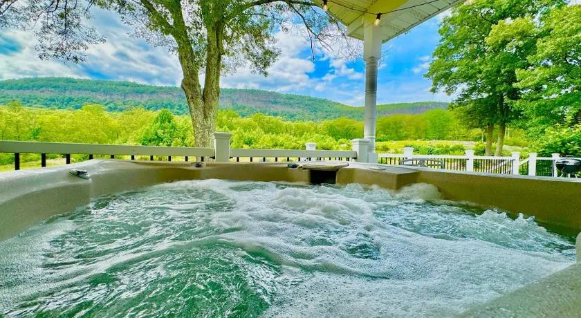 The Yuzu stunning mountain retreat with hot tub - Image 1