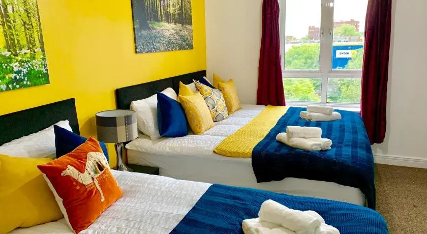 2 Bedrooms Modern Apartment, Lounge, Full Kitchen, Balcony, 5 minutes Stratford Station - Image 1