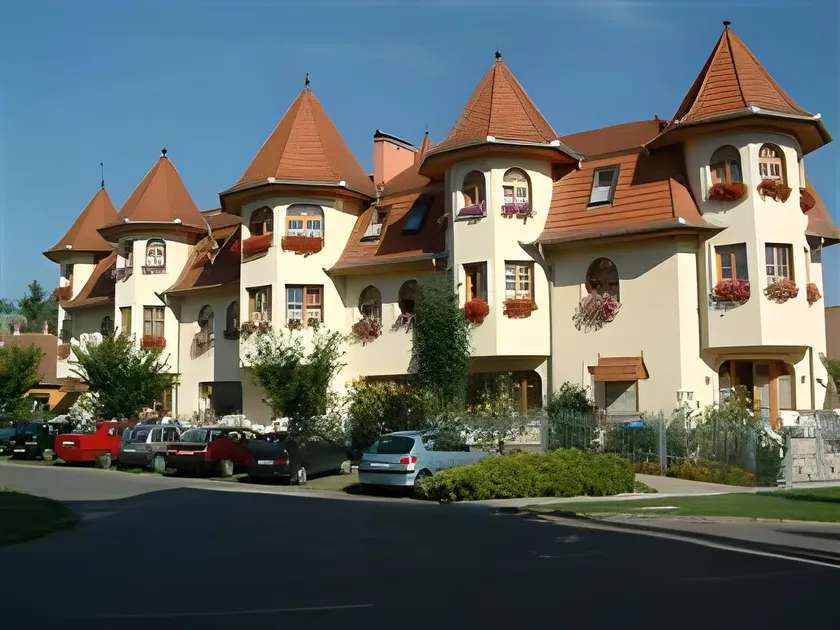Hajdú Kastély Hotel - Image 1