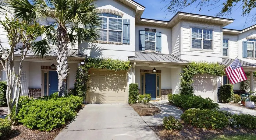 Charming southern townhouse w/enclosed yard & access to community pool - Image 1