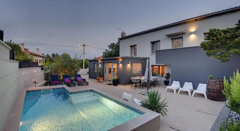 House Zoya - Image 1