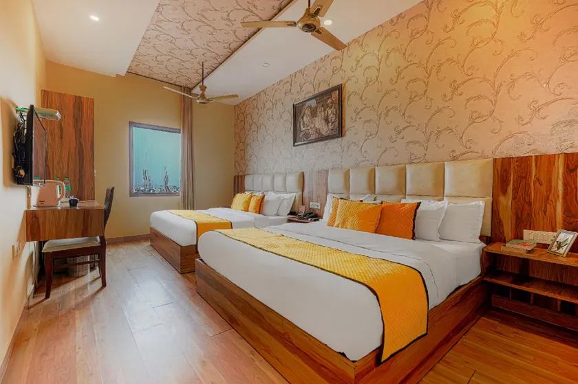 Hotel Sallow Grand - Image 1