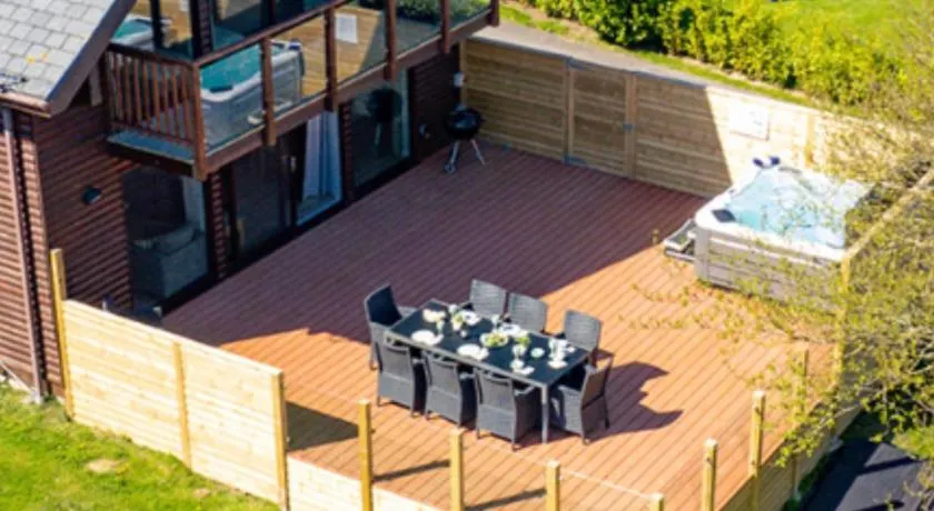 Puffin Retallack Resort Hot tub lodge - Image 1