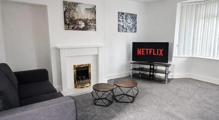 3 BR Contractor Stays Near HS2 Parking Wifi Tv - Image 1
