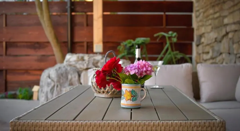 Vintage Garden Apartment - Image 1