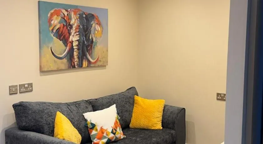Luxury 3BR House 4 Bathrooms Free Parking Sleeps 5 - Image 1