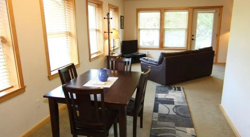Hutson's Hideaway apts - Image 1