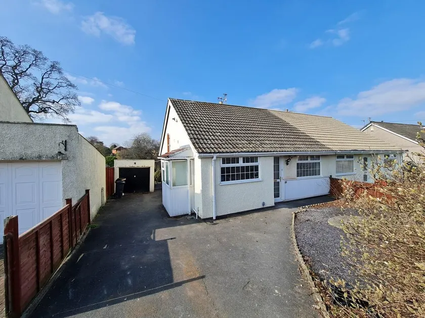 Bristol 2-Bed Bungalow Sleeps 4 Parking - Image 1