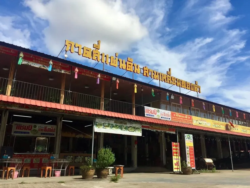 Kad Si Phan Din Golden Triangle 4 Country Market - Image 1