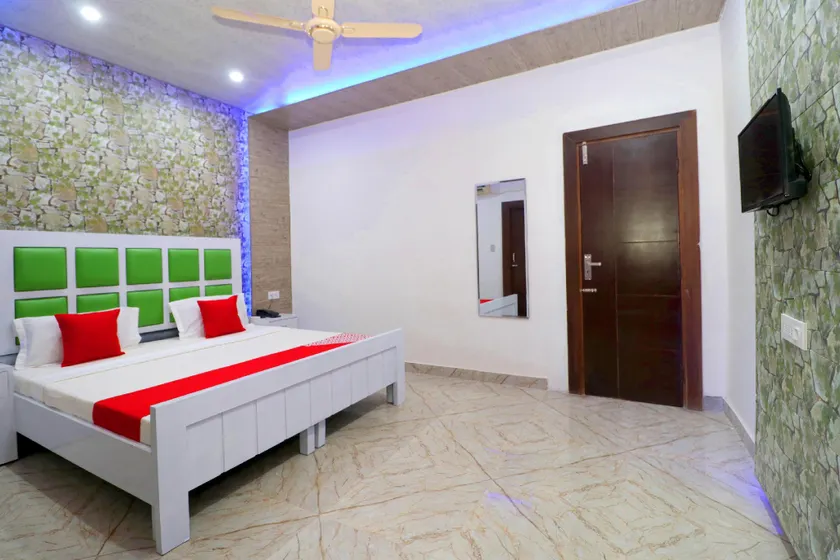 OYO 27916 Hotel Bubbles - Image 1
