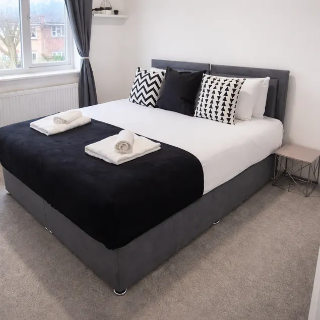 3 Bedroom Family Home with Drive & Garden near South Wimbledon - Image 1