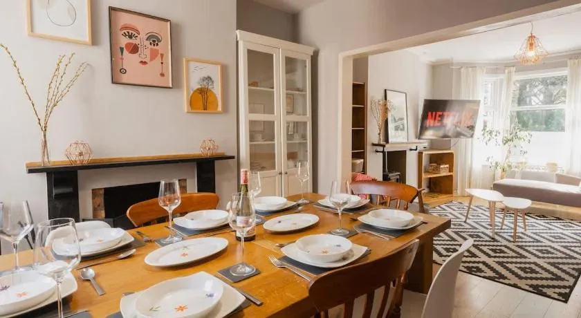 Sleeps 6 off street parking close to city - Image 1