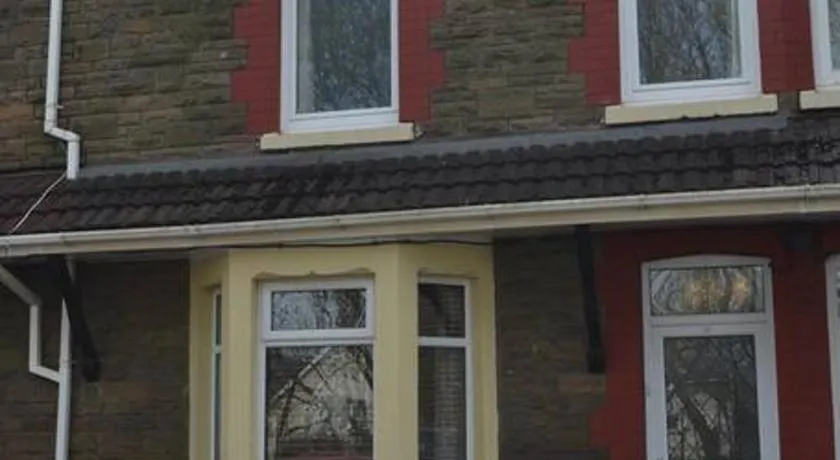Entire 3 bedroom house near Caerphilly station - Image 1